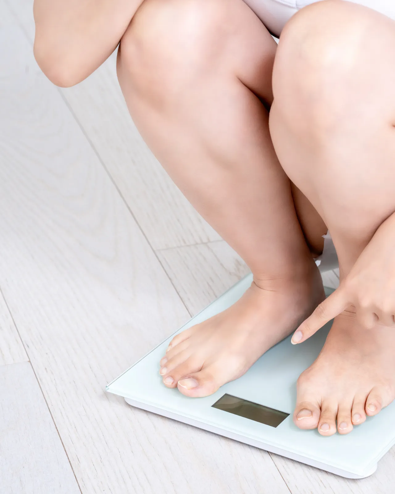 悩む女性のイメージ